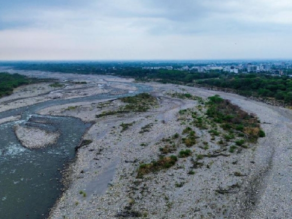 Inician estudios técnicos en terreno para el proyecto del malecón del Río Cravo Sur