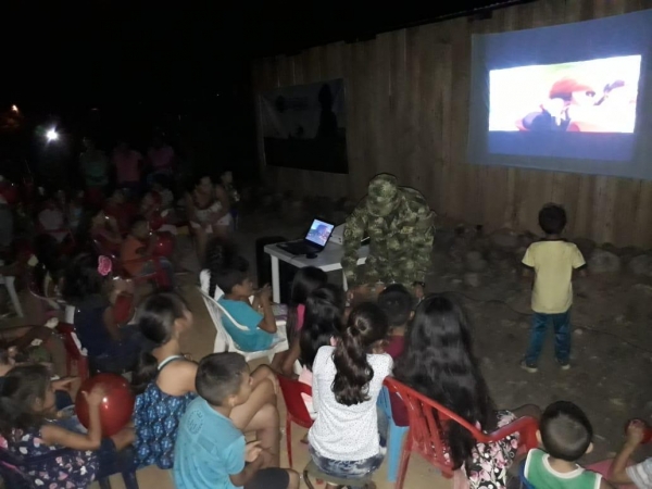 Ejército llevó Cine al Parque a barrios de Tame