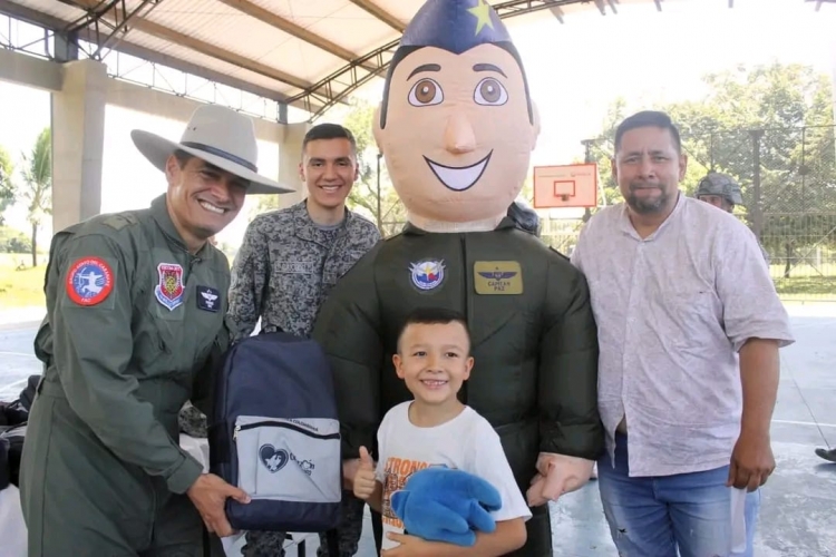 Kits escolares para niños y niñas de Yopal entregó la Fuerza Aérea en esta navidad