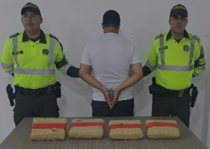 Viajaba tranquilamente con cuatro paquetes de marihuana cuando fue detenido por la Policía