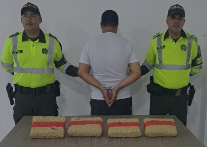 Viajaba tranquilamente con cuatro paquetes de marihuana cuando fue detenido por la Policía
