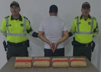Viajaba tranquilamente con cuatro paquetes de marihuana cuando fue detenido por la Policía