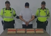 Viajaba tranquilamente con cuatro paquetes de marihuana cuando fue detenido por la Policía