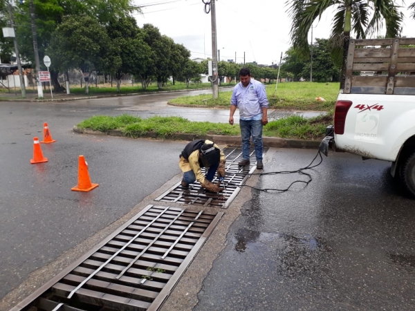 Continúa recuperación de rejillas y sumideros en Yopal