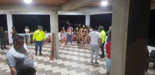 Dejaron libres a las 42 personas capturadas durante fiesta sexual en plena pandemia