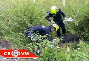 Bomberos de Monterrey atiende motociclista accidentado en la vía al cementerio
