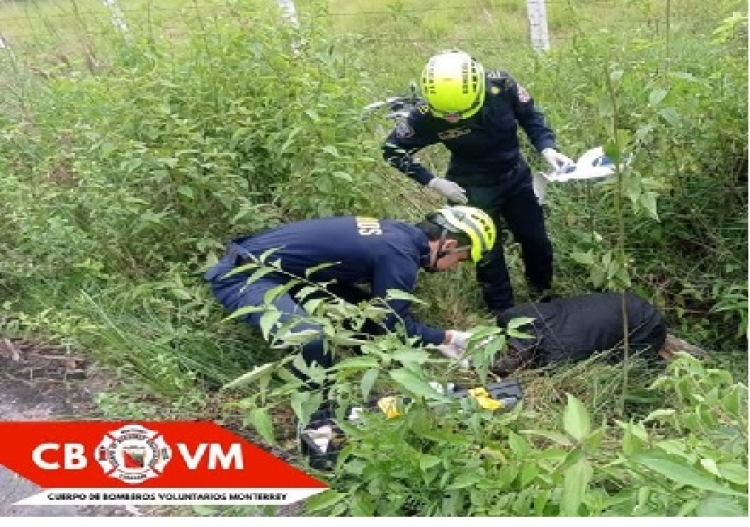 Bomberos de Monterrey atiende motociclista accidentado en la vía al cementerio