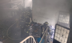 Cuantiosas perdidas dejó voraz incendio en una fabrica de colchones en La Guafilla