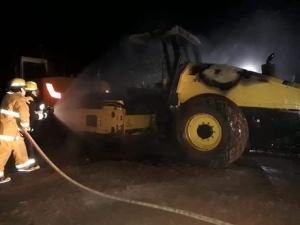 Parcialmente fue incinerada maquinaria que pavimenta la vía Trinidad - Pore