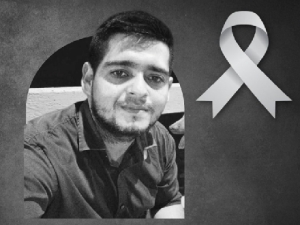 Motociclista impactó con oso hormiguero: perdió el control del vehículo y chocó de frente con un tractocamión