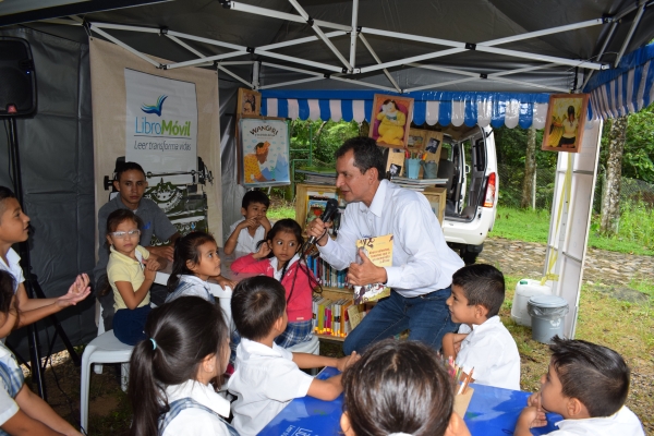 Con Libro Móvil, Equión promueve la lectura entre las comunidades vecinas