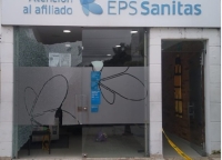 Puerta de ingreso a Sánitas fue blanco de una pedrada: Se investigan las causas de este hecho