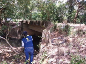 El caño Usivar está colmatado de basura y escombros