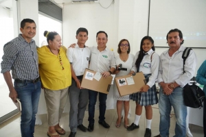 Alcaldía de Yopal entregó dotación para aulas virtuales a colegios oficiales