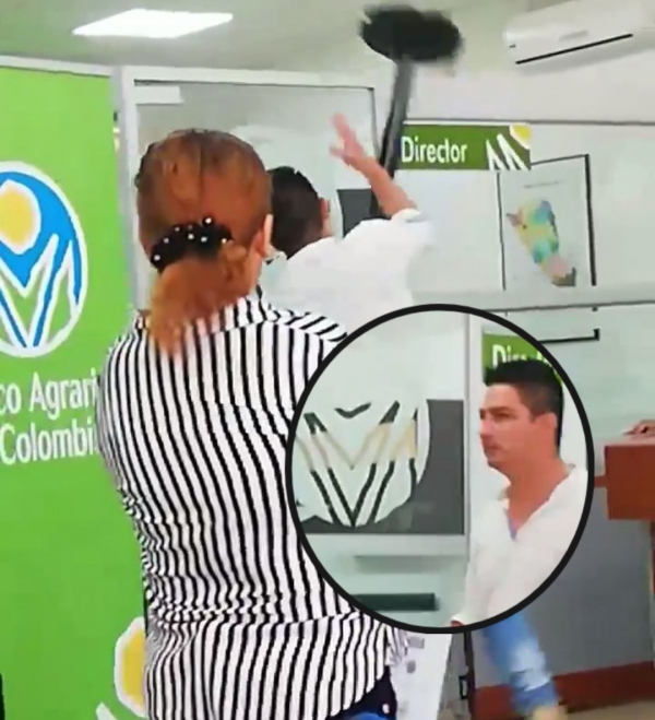 Hombre arremetió contra oficina del Banco Agrario en Villanueva por supuesto amorío de su pareja con el director