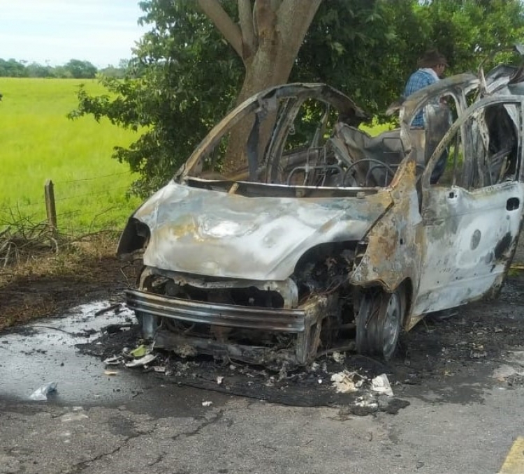 Por un corto circuito, taxi se incineró en la vía Tacarimena en Yopal