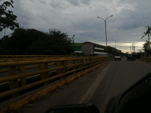 Bomberos impidió que una mujer se lanzara al vacío desde un puente en Yopal