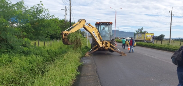 Con maquinaria se realizó limpieza al canal de aguas lluvias en la vía a Morichal