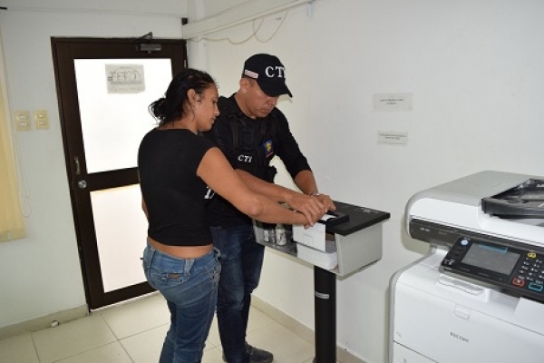 Condenada mujer implicada en romper un vidrio de un carro para hurtar