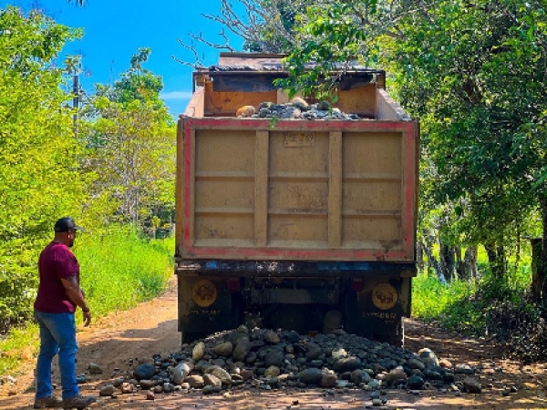 Mantenimiento de la vía a El Garzón registra avance de 6 kilómetros