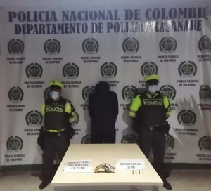 Sorprenden a un hombre viajando en un bus con un arma de fuego