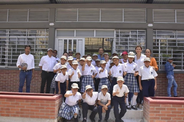 Dos aulas de clase entregadas a colegio de Caribayona en Villanueva