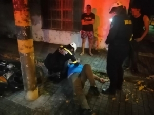 Hombre resultó herido tras perder el control de la moto y chocar contra un poste de energía en Aguazul