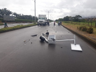 Semáforo recién instalado en Yopal, lo derribó un tracto camión
