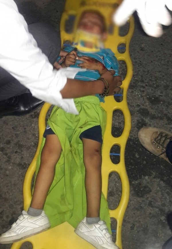 Una mujer con sus dos hijos se accidentó en aparente estado de embriaguez