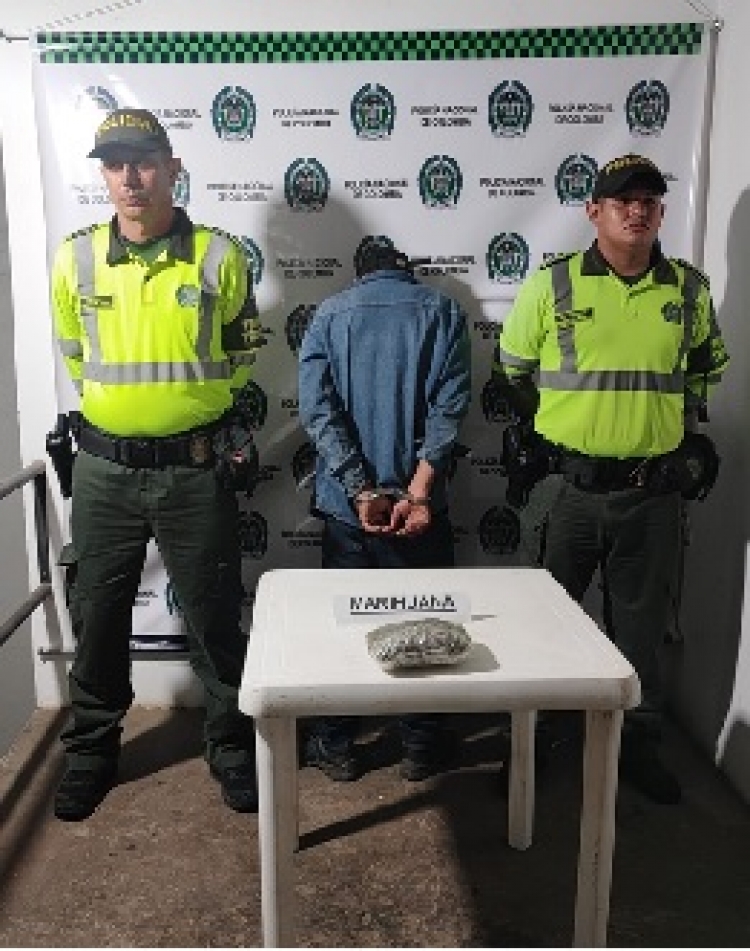 En medio de la noche Policía sorprendió a motociclista cuando transportaba marihuana