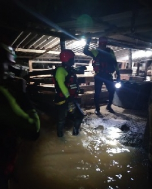 Bomberos de Yopal atienden emergencia por inundación en finca de la vereda Guacharacal