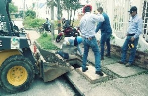 En temporada de lluvia Secretaría de Obras adelanta limpieza de sumideros