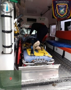 Joven perdió el control de su motocicleta y terminó inconsciente sobre la vía