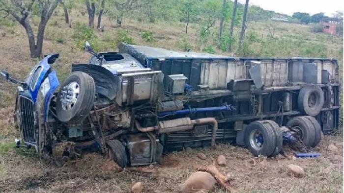 Vehículo de carga pesada se volcó en jurisdicción de Paz de Ariporo: Conductor salió ileso