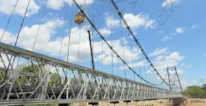 Inicia mantenimiento de puentes provisionales sobre el río Charte