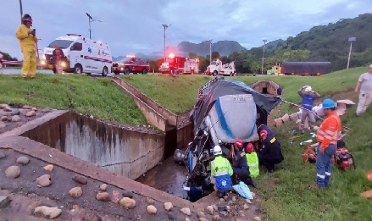 Bomberos atiende accidente de tránsito en la Marginal del Llano en salida de Yopal hacia Aguazul