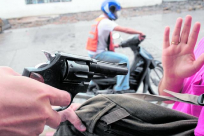Padre e hija fueron atacados con armas de fuego por robarle sus celulares