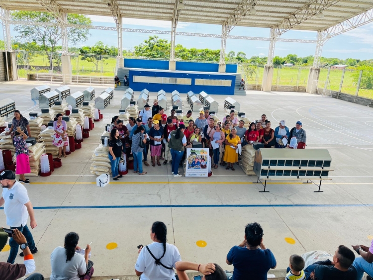 Gobernación entregó 120 gallinas ponedoras a mujeres rurales de Hato Corozal