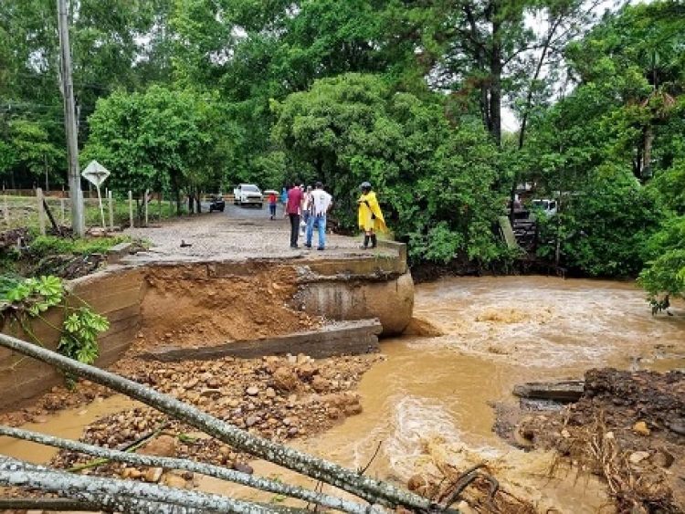 Con el agua al cuello: Torrencial aguacero arrasó puente en la vereda El Triunfo de Vilanueva