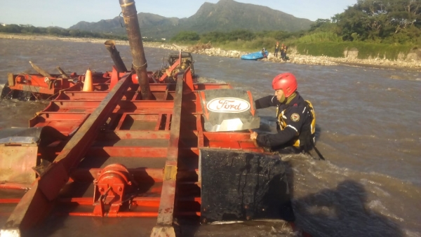 Buscan a conductor de volqueta que fue arrastrado por creciente súbita del Cravo Sur en Yopal