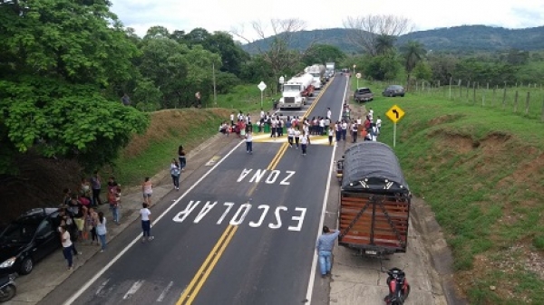 Padres de familia de IE La Turúa cerraron la Marginal de la Selva y ahora están negociando