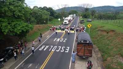 Padres de familia de IE La Turúa cerraron la Marginal de la Selva y ahora están negociando