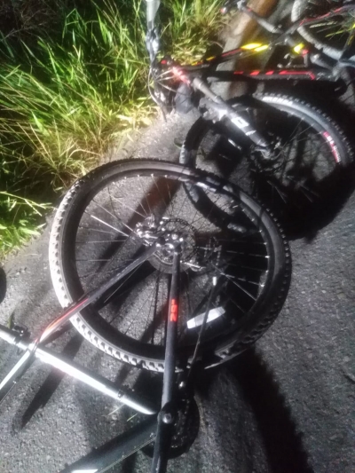 Conductor de camioneta atropelló a tres futbolistas en vía Matepantano y luego huyó