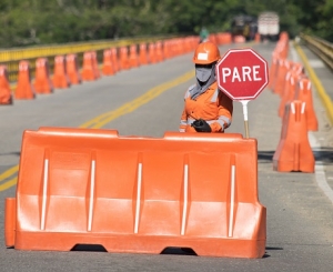Paso vehicular uno a uno para tractocamiones, sobre el puente Upía