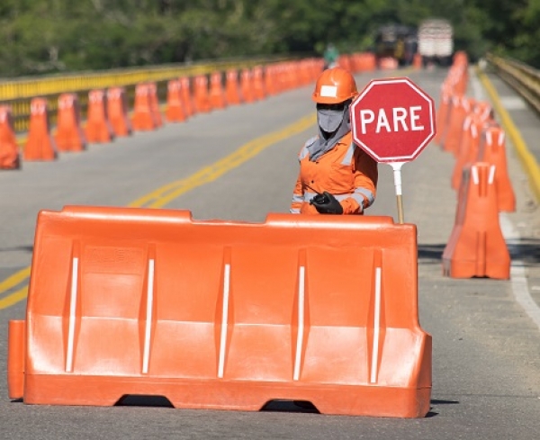 Paso vehicular uno a uno para tractocamiones, sobre el puente Upía