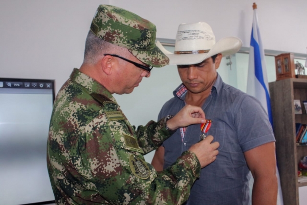 Gobernador Alirio Barrera recibió medalla militar por parte del Ejército