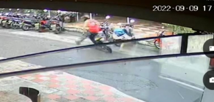 Motociclista atropelló a mujer y huyó del lugar frente al restaurante Búfalo