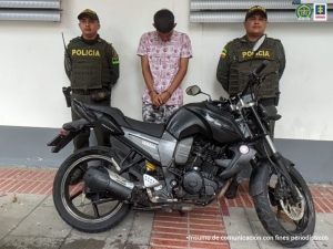 Cárcel para sujeto que hurtó la motocicleta de una mujer en compañía de varios cómplices