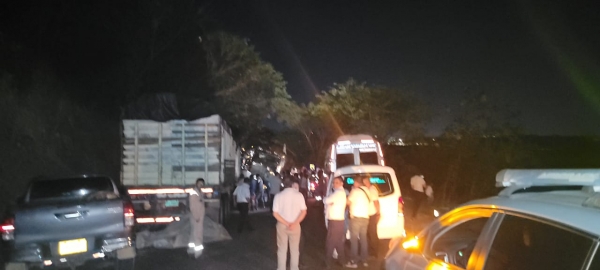 Tracto camión cargado de arroz se volcó cerca del puente La Cabuya en la vía Marginal del Llano