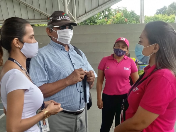 Personas con discapacidad visual en Yopal recibieron bastones nuevos